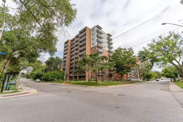 15 Elizabeth ST N #704, Mississauga, ON L5G 2Z3