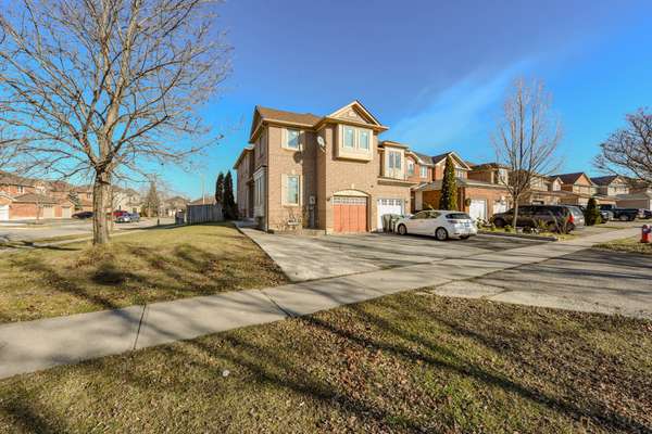 7020 Black Walnut TRL, Mississauga, ON L5N 7N7