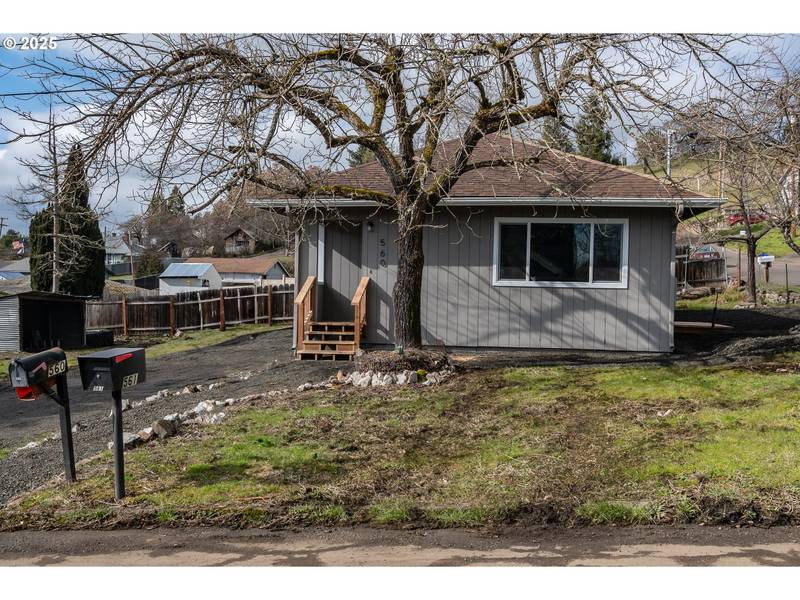 560 NE FULTON ST, Roseburg, OR 97470