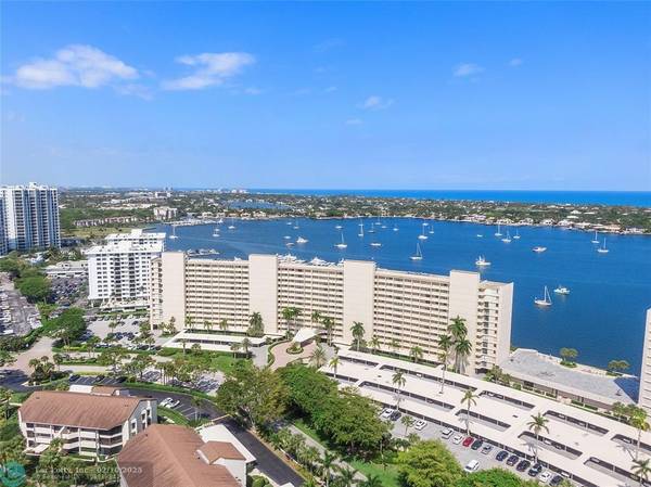 North Palm Beach, FL 33408,136 Lakeshore Dr  #10