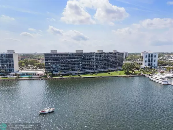 North Palm Beach, FL 33408,136 Lakeshore Dr  #10