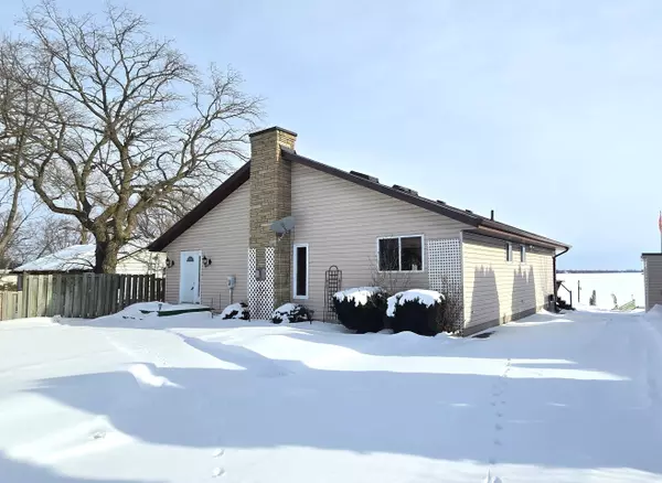 32 Peats Point LN, Prince Edward County, ON K8N 4Z7