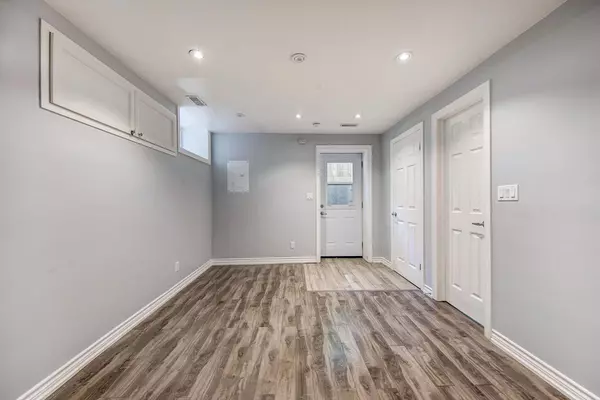 Toronto C02, ON M5R 2X8,157 Walmer RD ##1-Basement