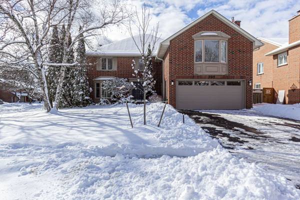 398 Barclay CRES, Oakville, ON L6J 6H9