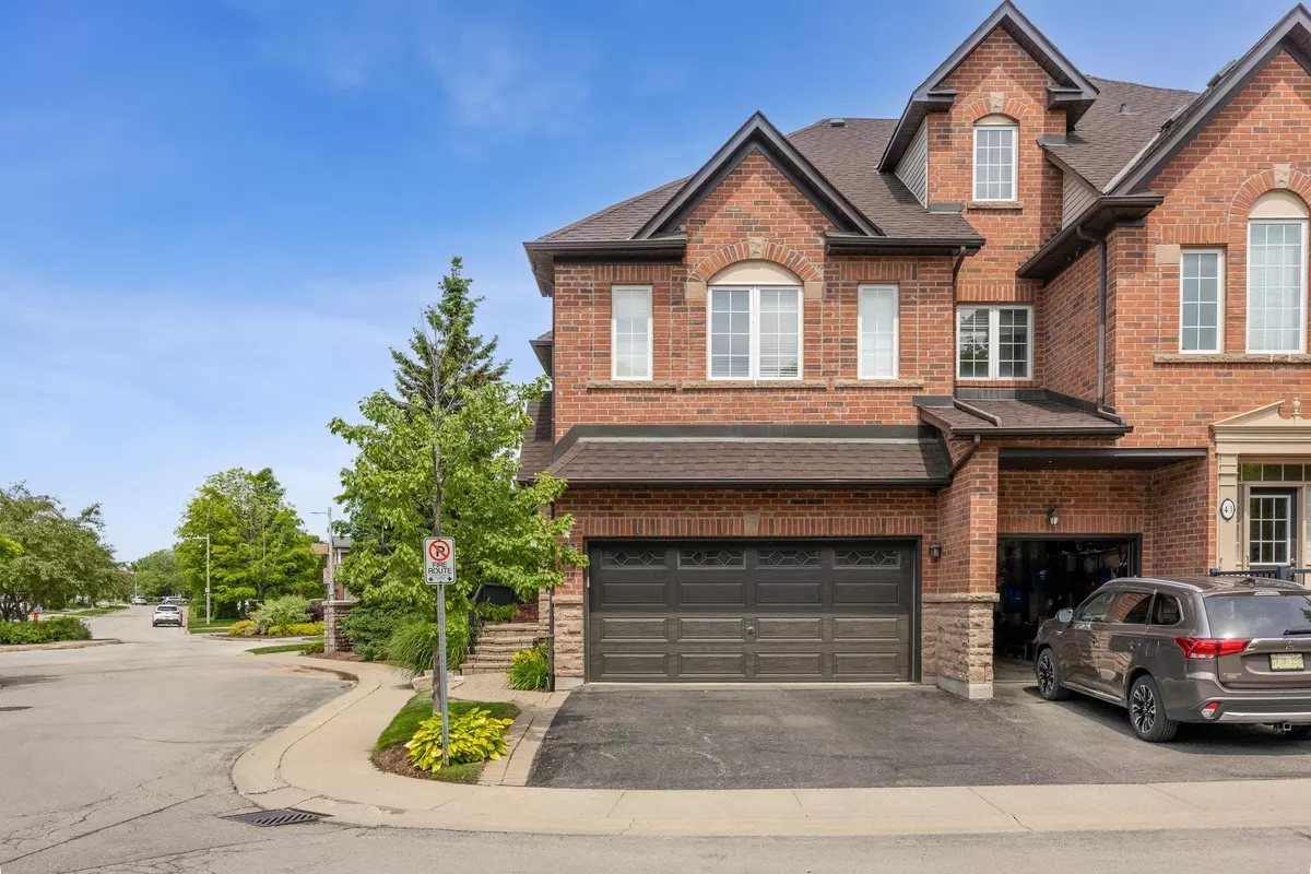 Oakville, ON L6H 7J2,300 Ravineview WAY #44