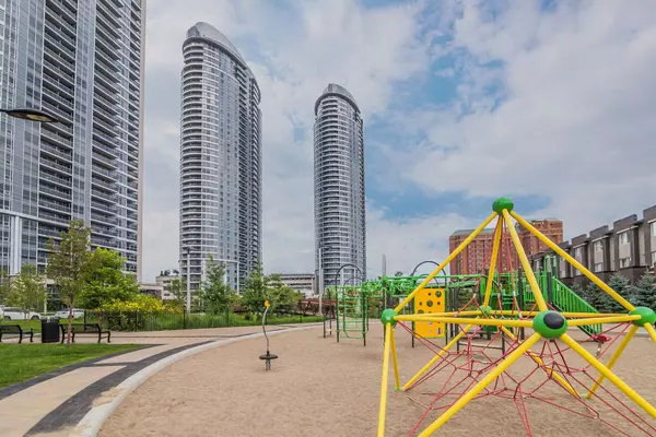 125 Village Green SQ #3211, Toronto E07, ON M1S 0G3