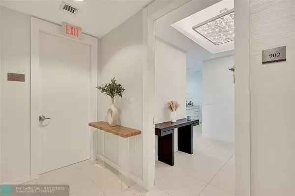 Sunny Isles Beach, FL 33160,15811 Collins Ave  #902