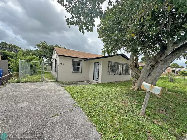 657 W 4th St, Riviera Beach, FL 33404