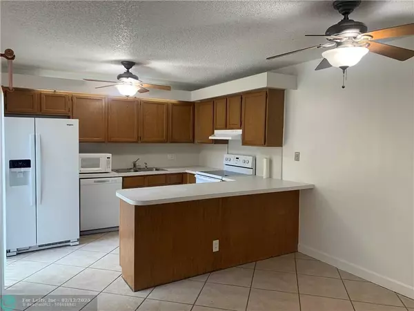 Hollywood, FL 33026,2566 Camelot Ct