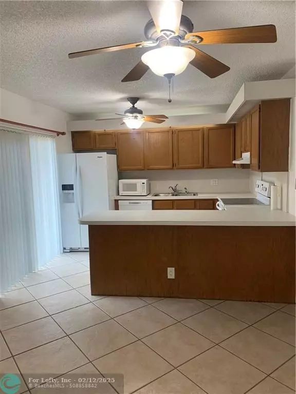 Hollywood, FL 33026,2566 Camelot Ct