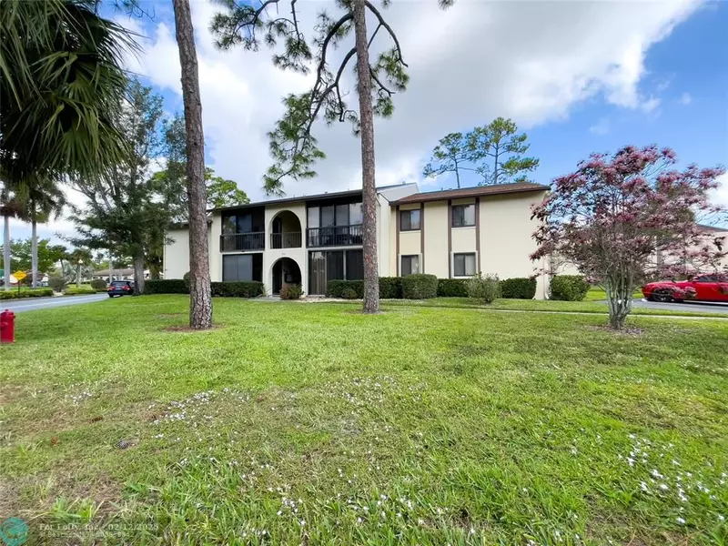 301 Knotty Pine Cir  #D2, Greenacres, FL 33463