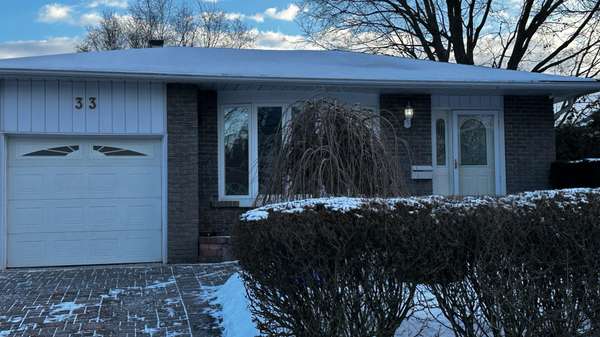 33 Vanstone CT E #(Main Floor), Clarington, ON L1C 3V6