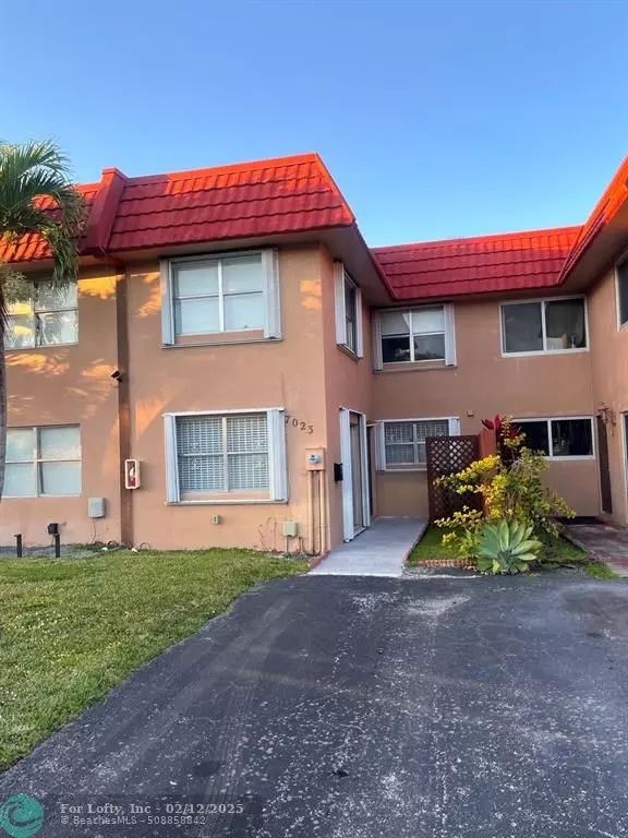 7023 NW 169th St, Hialeah, FL 33015