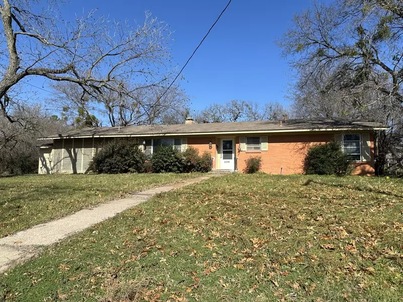 609 Walnut Street, Bowie, TX 76230