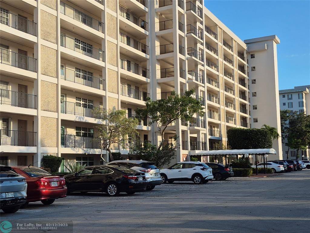 Pompano Beach, FL 33069,3250 N Palm Aire Dr  #405