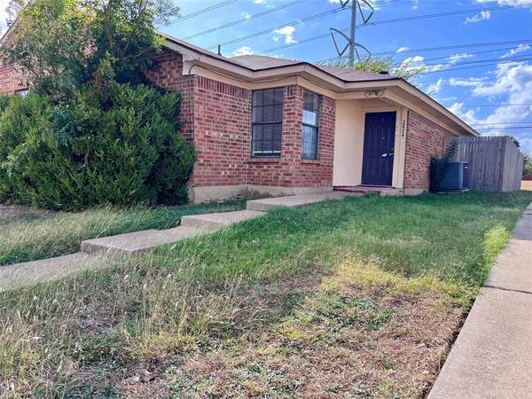 2824 Sherry Street,  Arlington,  TX 76014