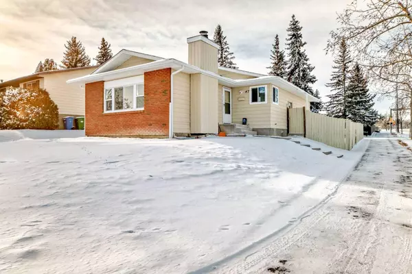 Calgary, AB T3K 1P9,47 Bearberry CRES NW