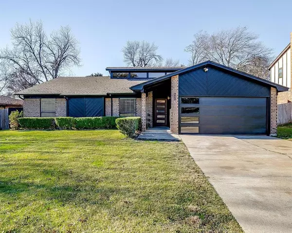 209 Covington Drive, Benbrook, TX 76126