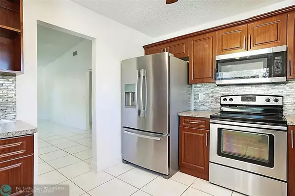 Pompano Beach, FL 33064,3370 Beau Rivage Dr  #M1