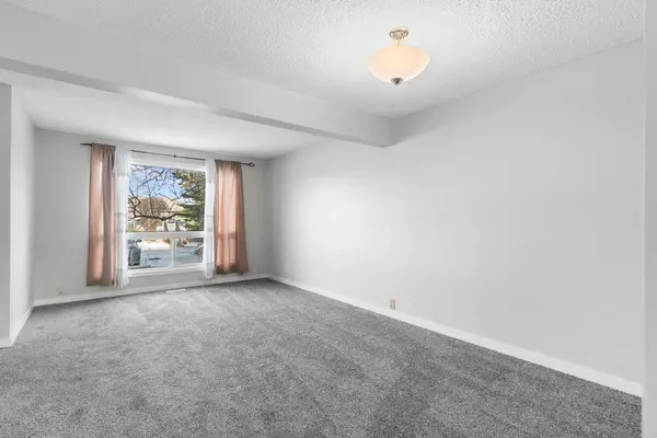 Calgary, AB T3B 4N4,5625 Silverdale DR Northwest #32