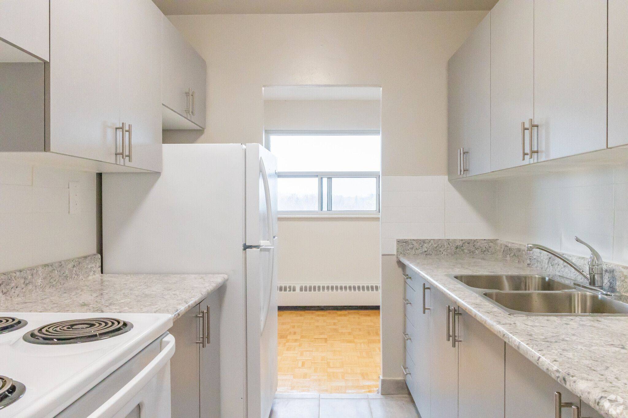 Mississauga, ON L5G 3X7,1061 Seneca AVE #609