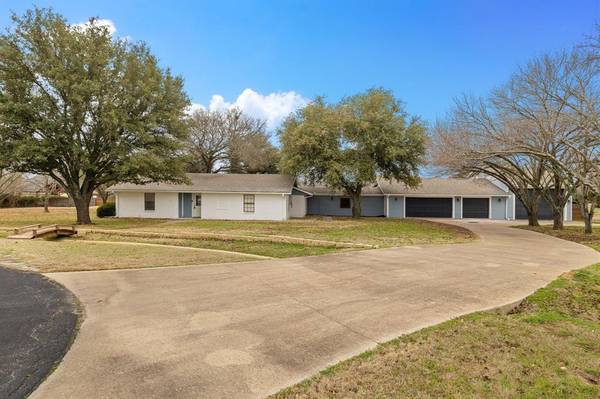 102 Bowie Cove, Gainesville, TX 76240