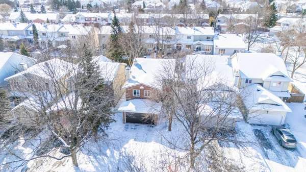 33 Inverary DR, Kanata, ON K2K 2R8