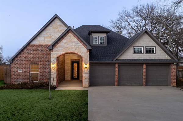 306 Oakwood Drive, Euless, TX 76040