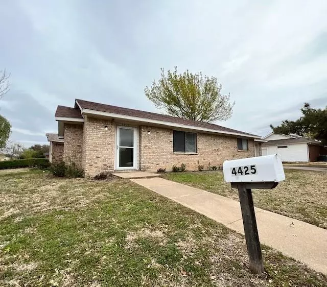 4425 Hulen Circle W, Fort Worth, TX 76133