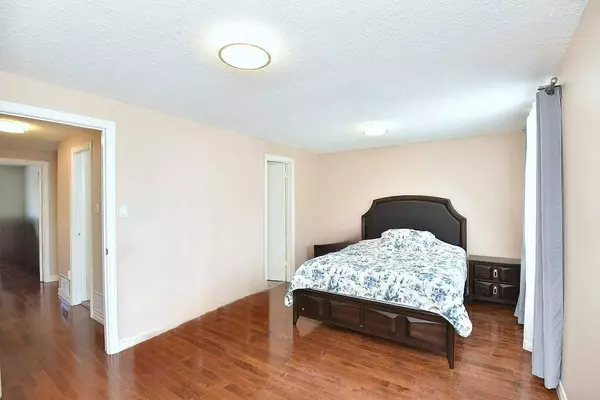 Mississauga, ON L5A 3H7,449 Daralea HTS