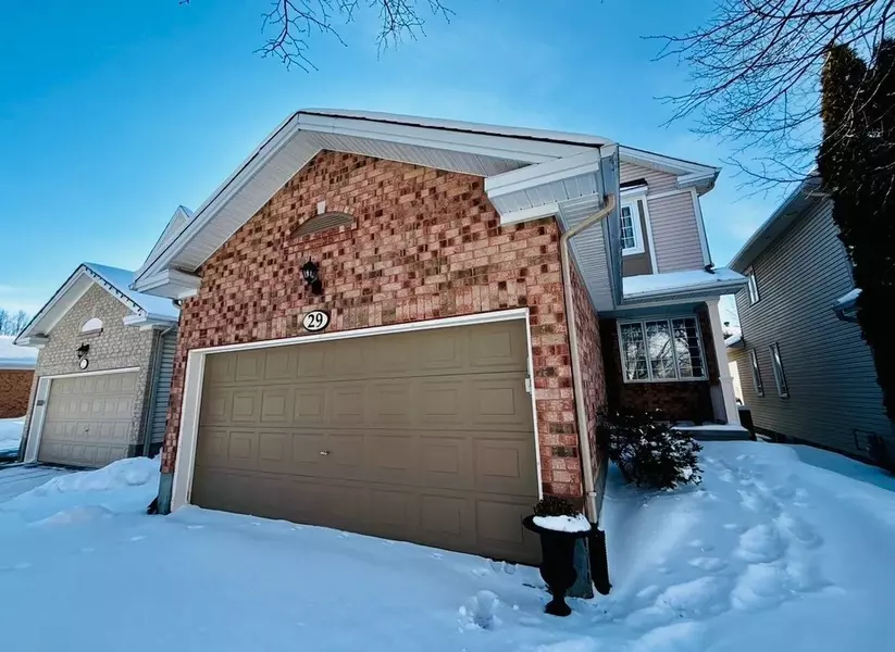 29 Mattawa CRES, Kanata, ON K2M 2E8