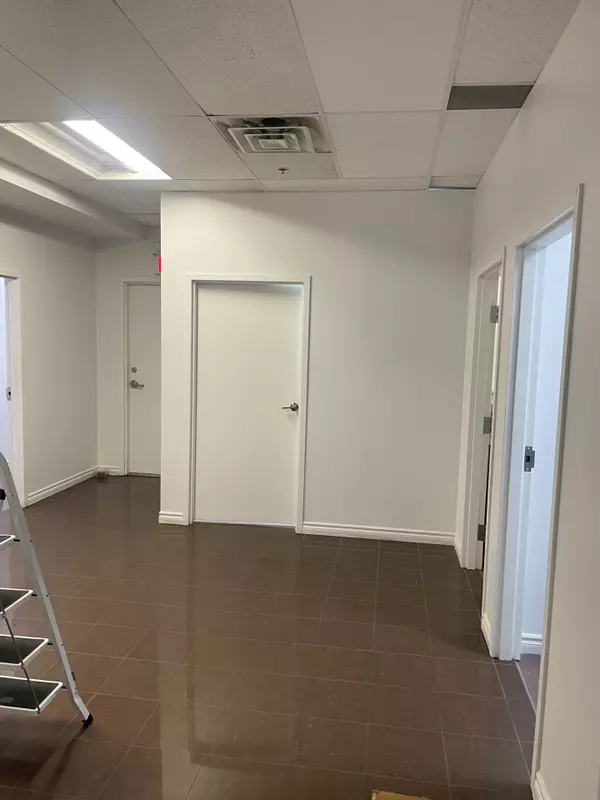 Mississauga, ON L5B 2N6,165 Dundas ST W