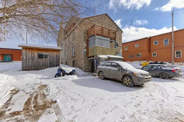 Pembroke, ON K8A 1B9,156 Mackay ST