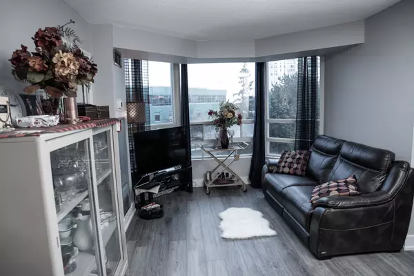 Mississauga, ON L5R 1Y2,50 Kingsbridge Garden CIR #309