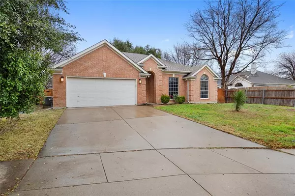 5929 Lakeview Court, Haltom City, TX 76137