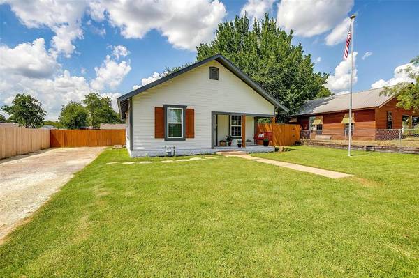 105 E 10th Street, Joshua, TX 76058