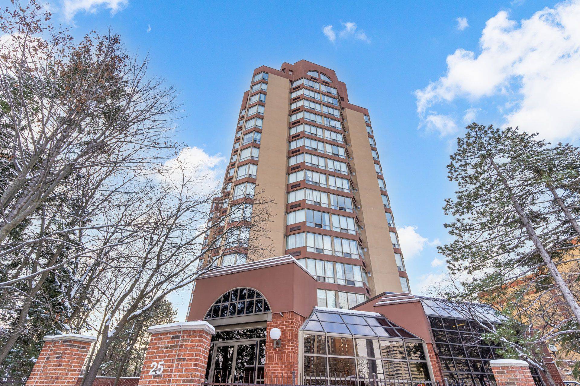 Mississauga, ON L5B 3Y8,25 Fairview RD W #205