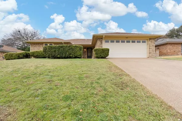 233 Lansford Drive, Benbrook, TX 76126