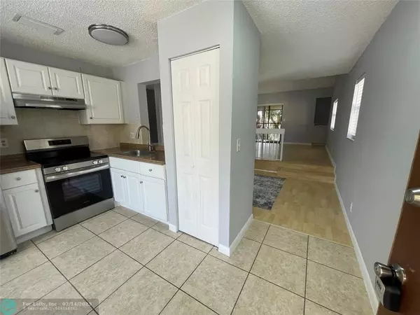 Coral Springs, FL 33065,2566 Riverside Dr  #323