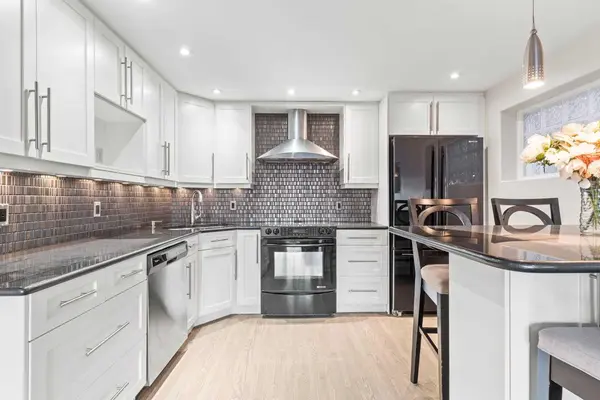 1611 26 AVE SW #5, Calgary, AB T2T 1C7