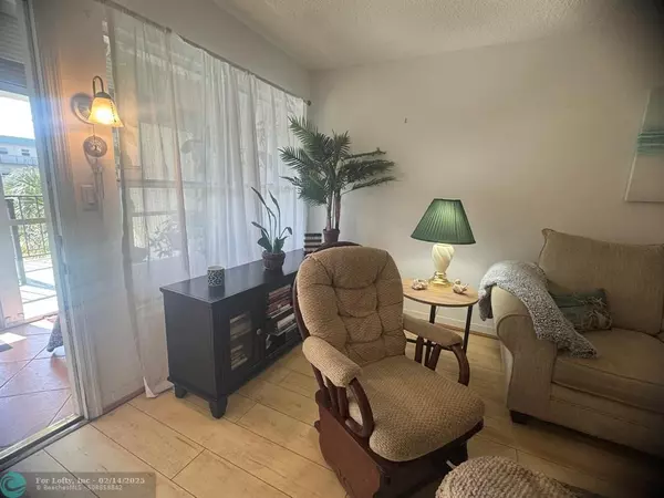 Deerfield Beach, FL 33441,802 SE 7th St  #306