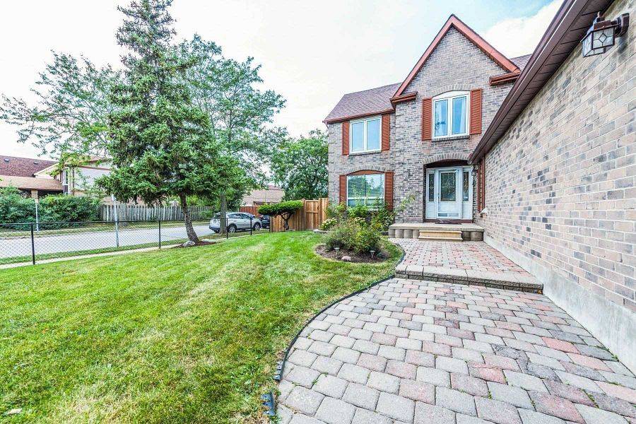 52 MOFFATT AVE, Brampton, ON L6Y 2M8