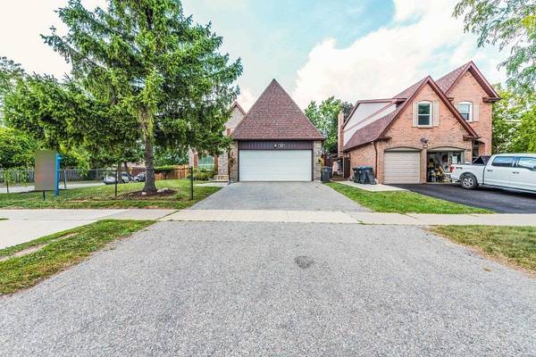 Brampton, ON L6Y 2M8,52 MOFFATT AVE