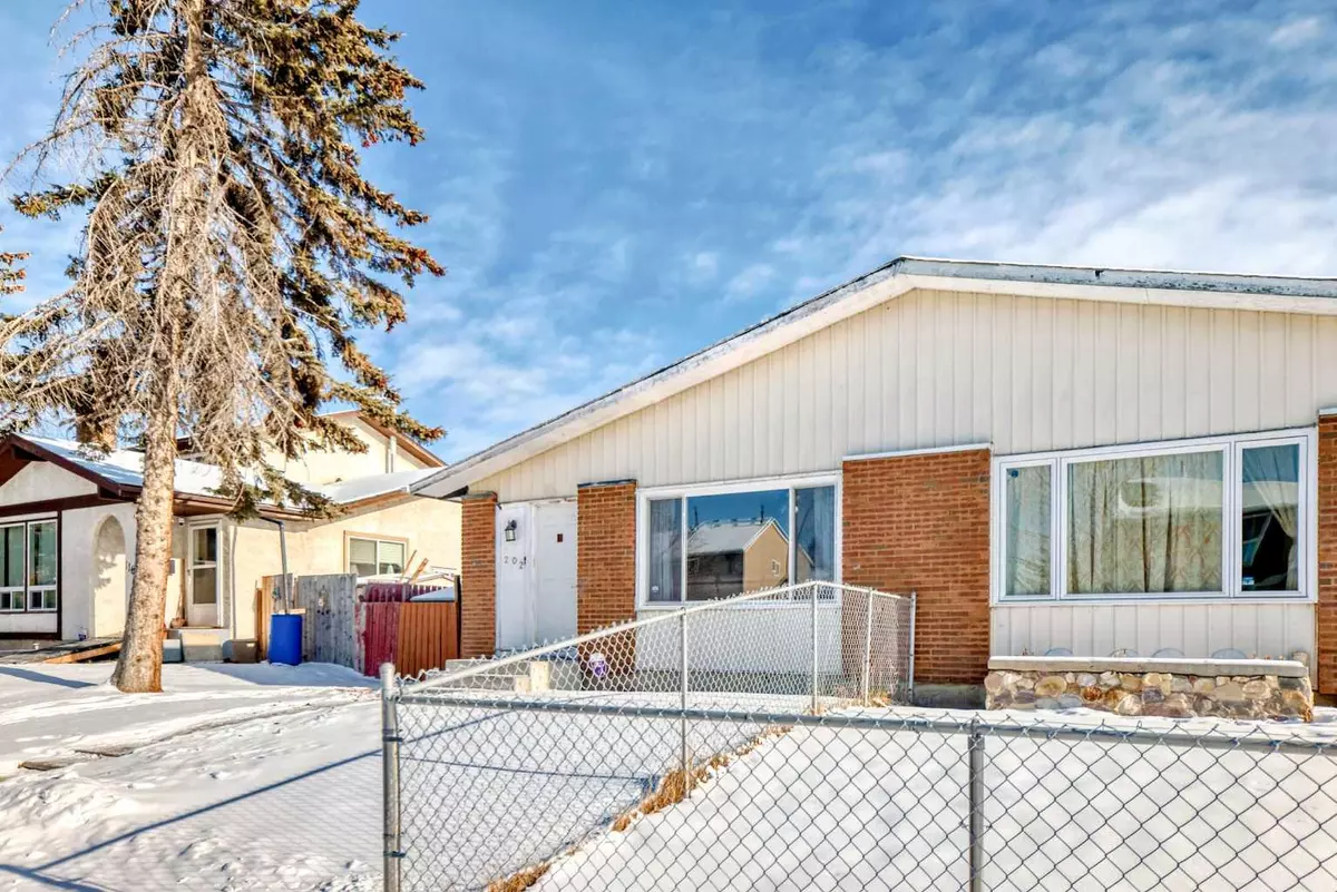 Calgary, AB T2A 5E2,202 Penworth DR SE