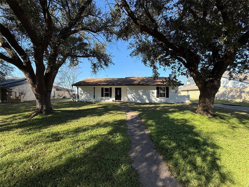 106 W Jeter Street, Mabank, TX 75147