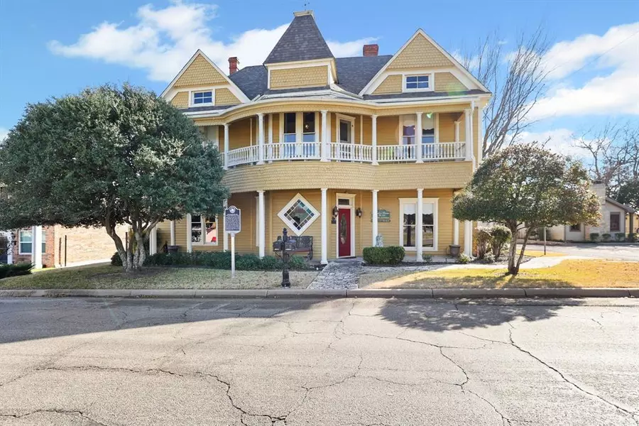 123 W Doyle Street, Granbury, TX 76048