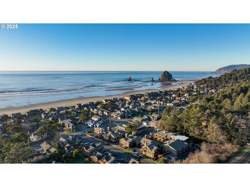 132 E SURFCREST AVE, Cannon Beach, OR 97110