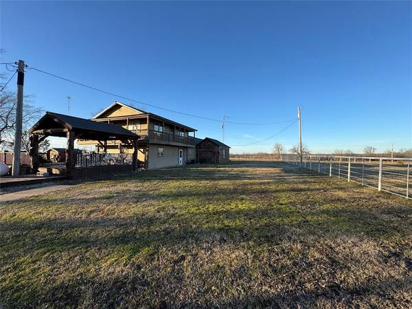 1932 E 2050 Road, Hugo, OK 74743