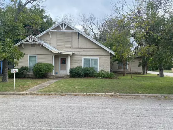 506 W College Avenue, Comanche, TX 76442