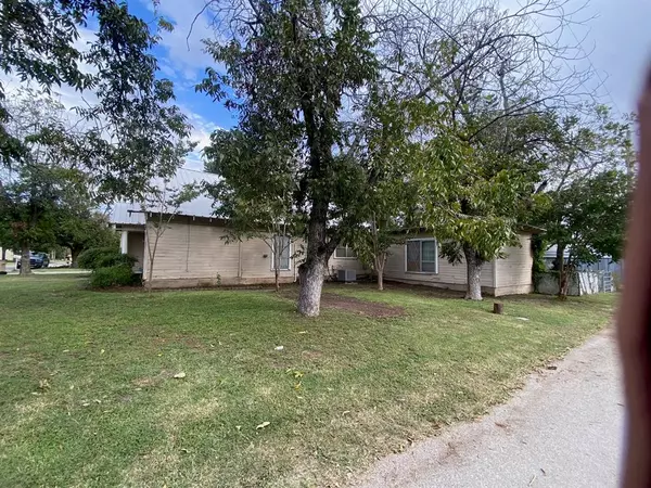 Comanche, TX 76442,506 W College Avenue